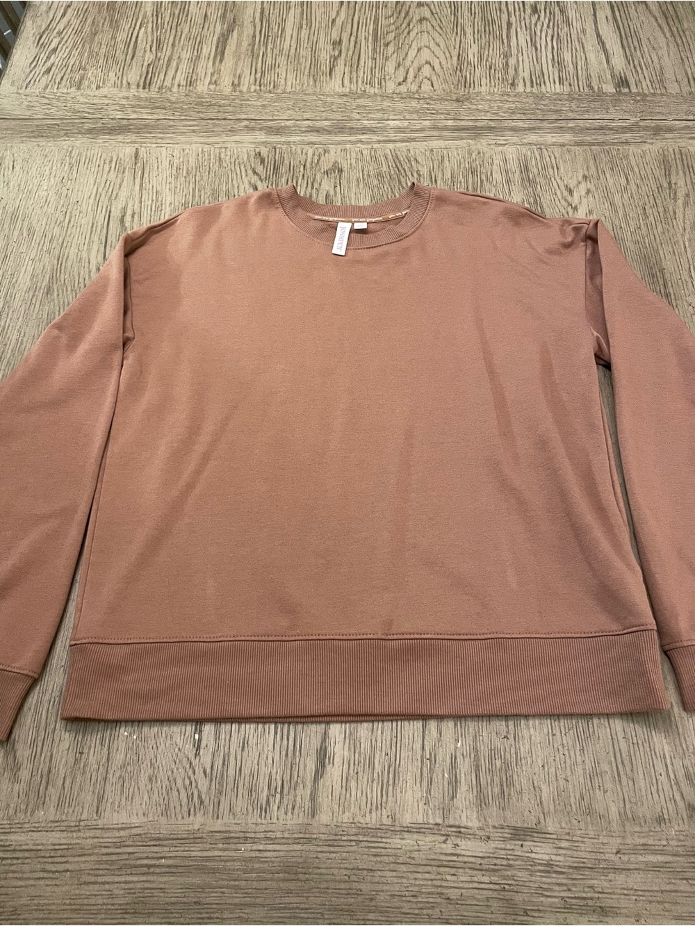 Joyspun women’s crew neck lightweight sweatshirt, S, tan, like new, 20xw24
